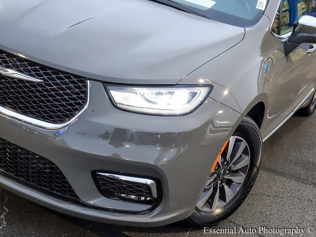 Used 2022 Chrysler Pacifica Limited w/ Uconnect Theater Family Group image 8