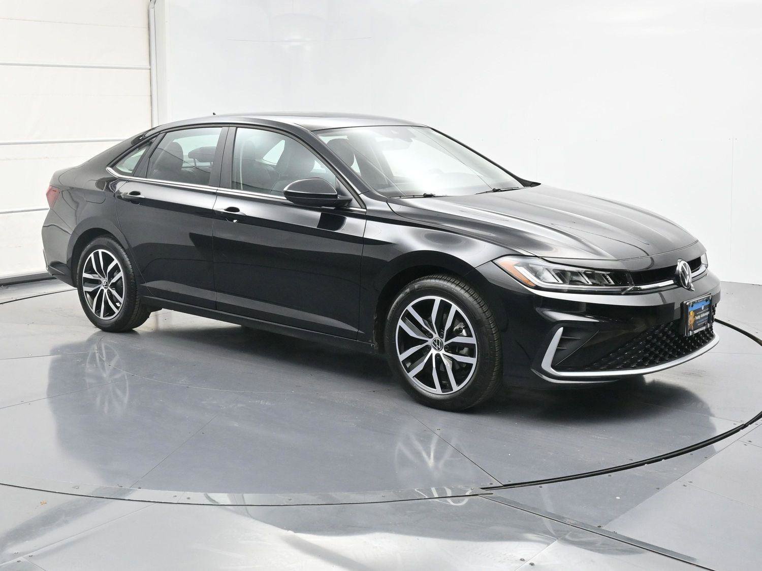 Certified 2025 Volkswagen Jetta SE w/ Sunroof Package image 25