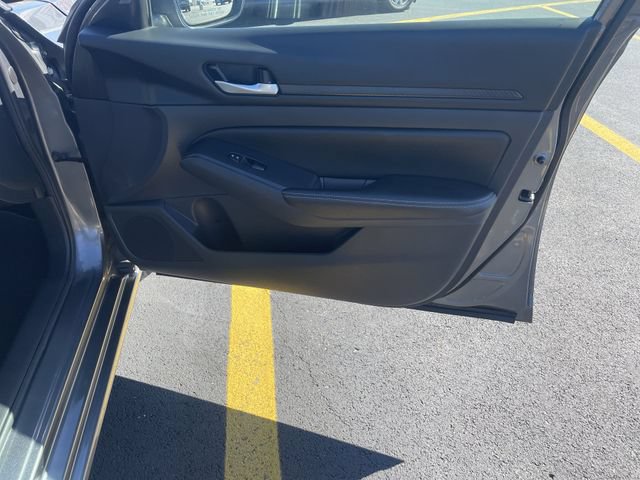 Used 2025 Nissan Altima 2.5 SV FWD image 39