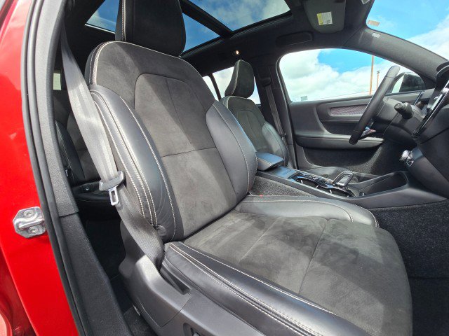 Used 2021 Volvo XC40 T5 R-Design image 12