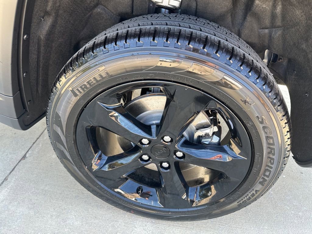 New 2025 Jeep Grand Cherokee L Limited w/ Black Appearance Package image 14