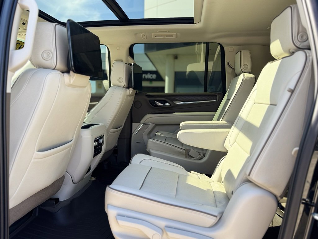 Used 2021 GMC Yukon XL Denali w/ Denali Premium Package image 9