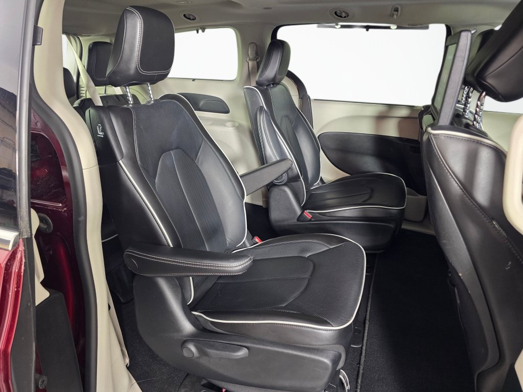 Used 2022 Chrysler Pacifica Limited w/ Uconnect Theater Family Group FWD image 43