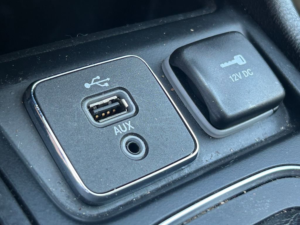 Used 2019 Jeep Cherokee Latitude Plus w/ Comfort/Convenience Group FWD image 18