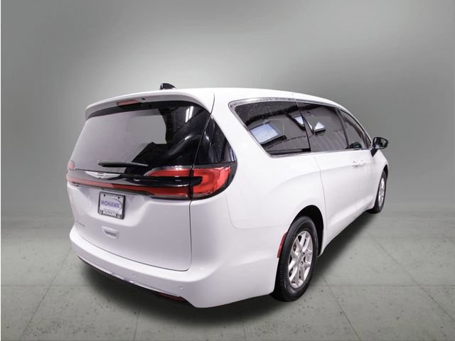 Used 2024 Chrysler Pacifica Touring-L image 8