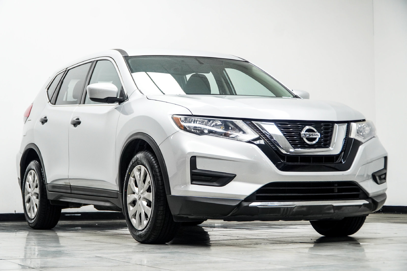 Used 2017 Nissan Rogue S FWD image 4