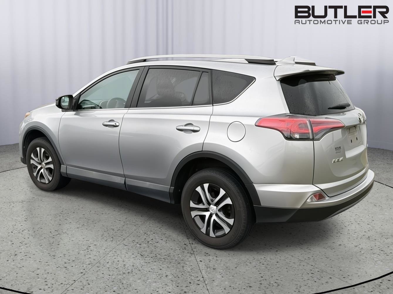 Used 2017 Toyota RAV4 LE FWD image 4