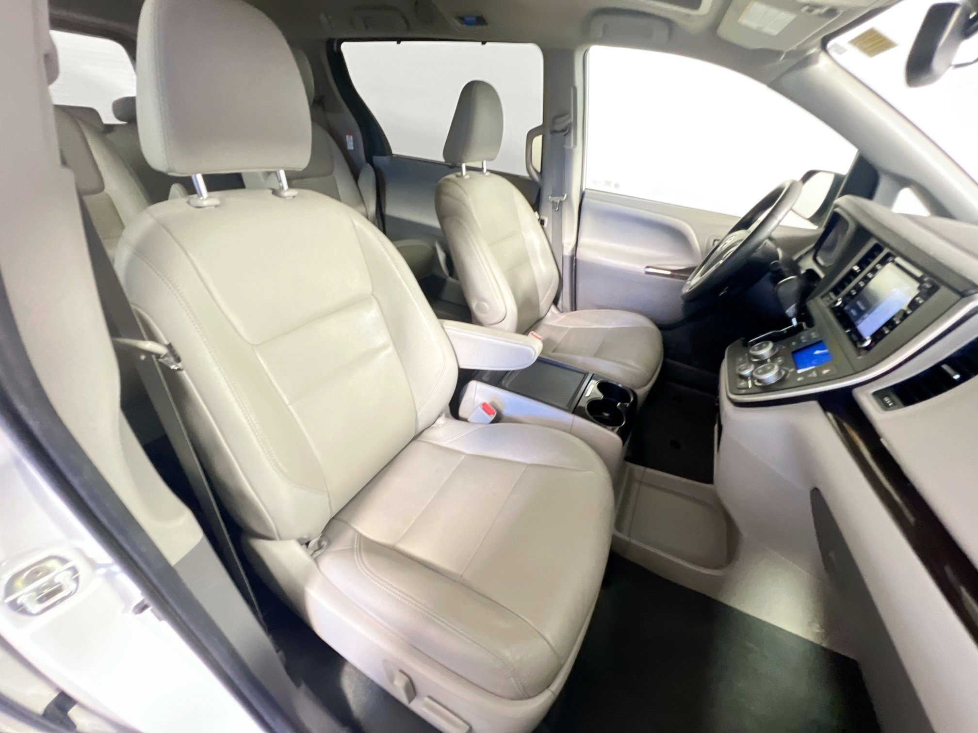 Used 2020 Toyota Sienna XLE image 30