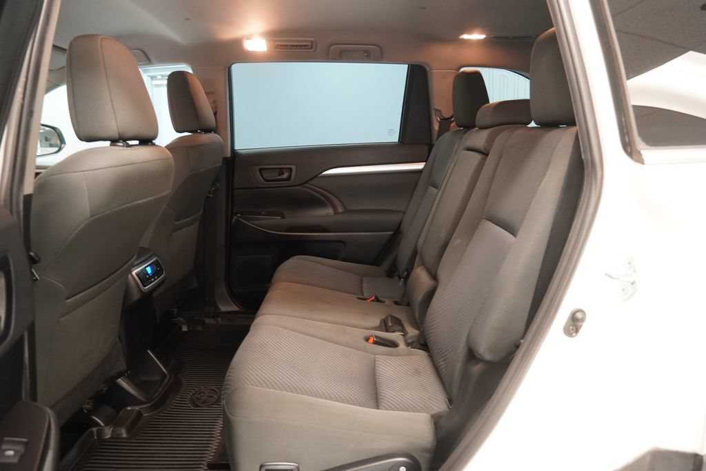 Used 2019 Toyota Highlander LE AWD/4WD image 25