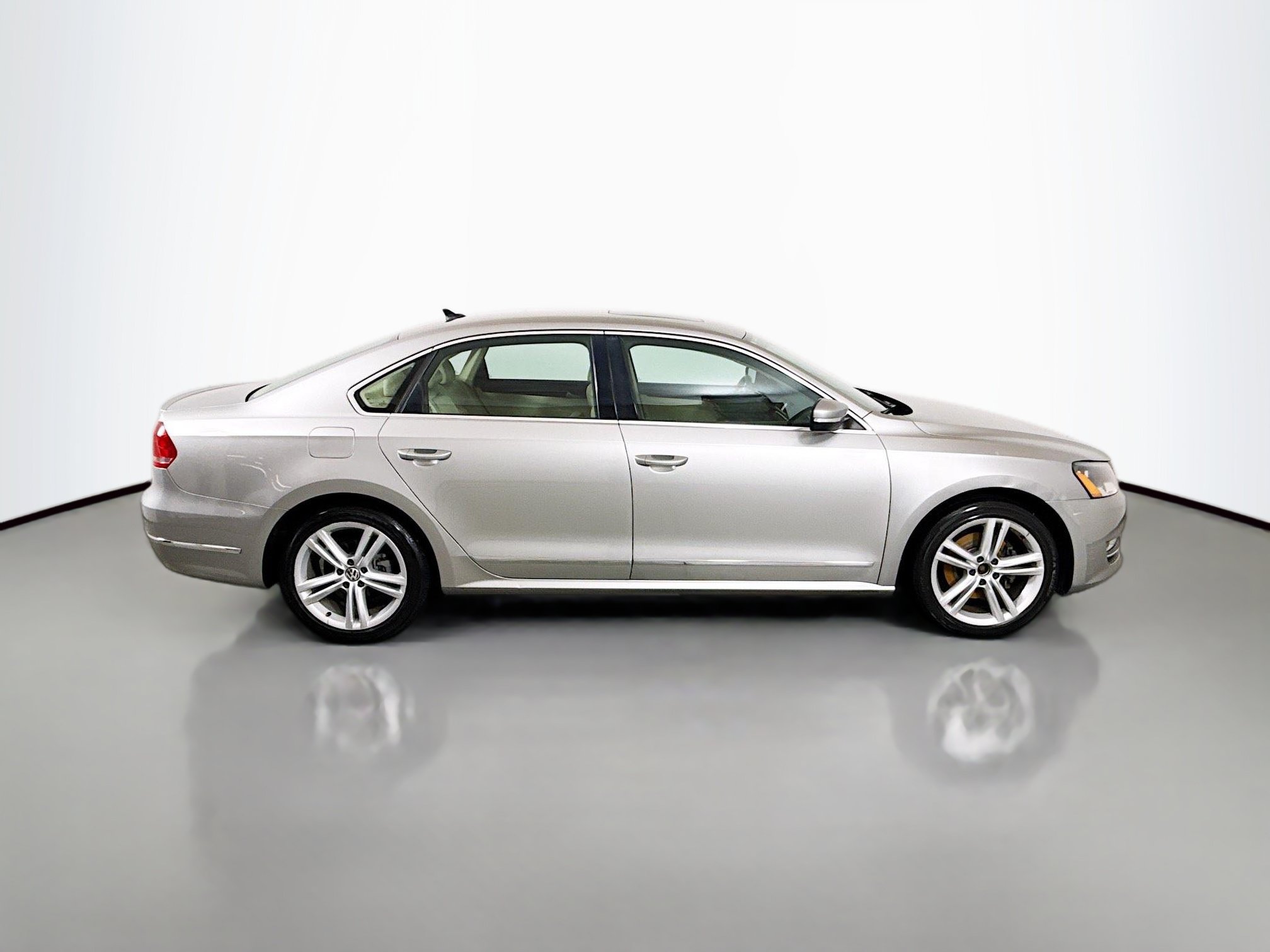 Used 2014 Volkswagen Passat TDI SEL Premium FWD image 8
