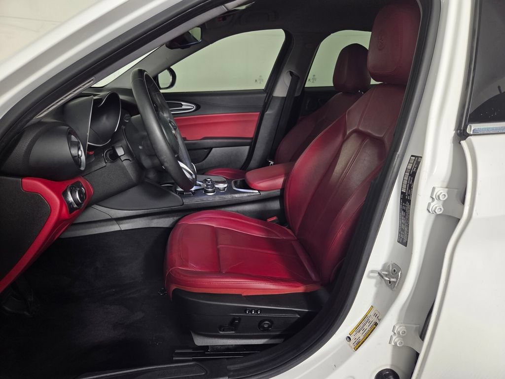 Used 2020 Alfa Romeo Giulia RWD image 9