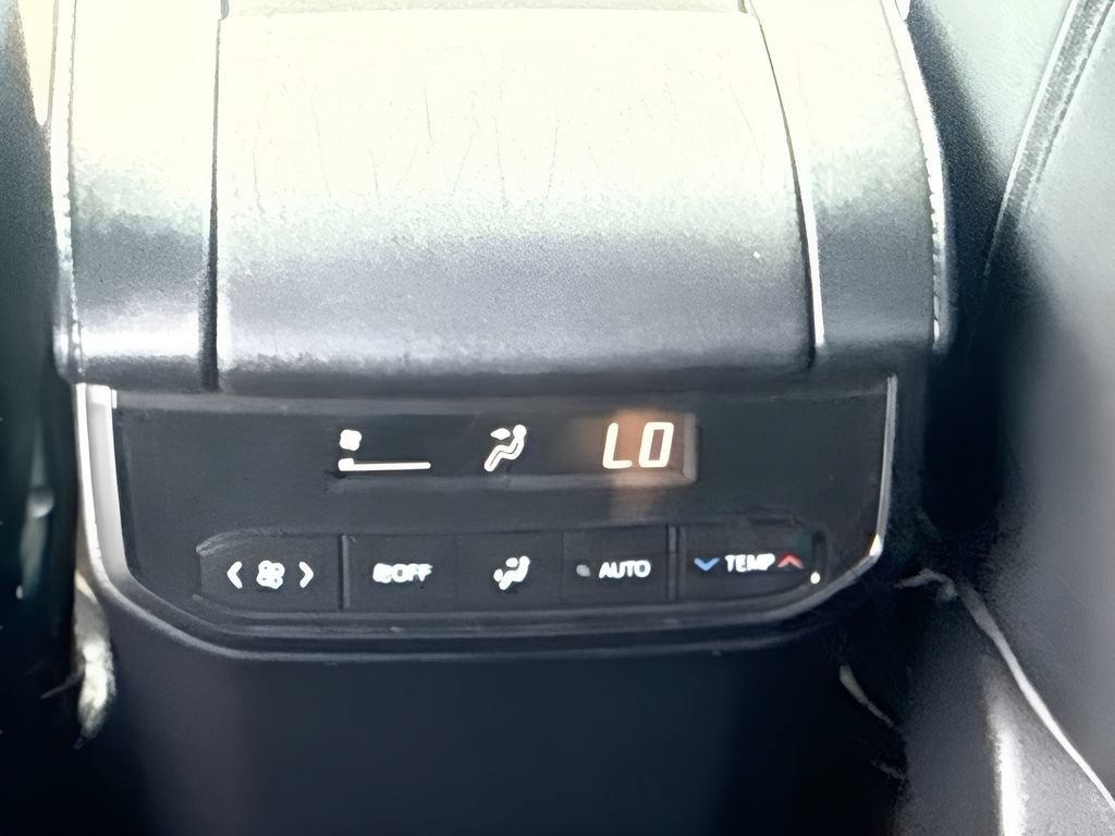 Used 2023 Toyota Highlander XLE FWD image 8