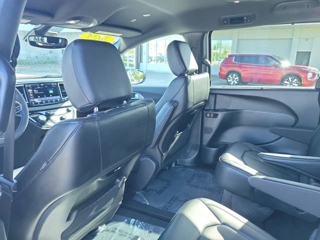 Used 2025 Chrysler Pacifica Select image 15