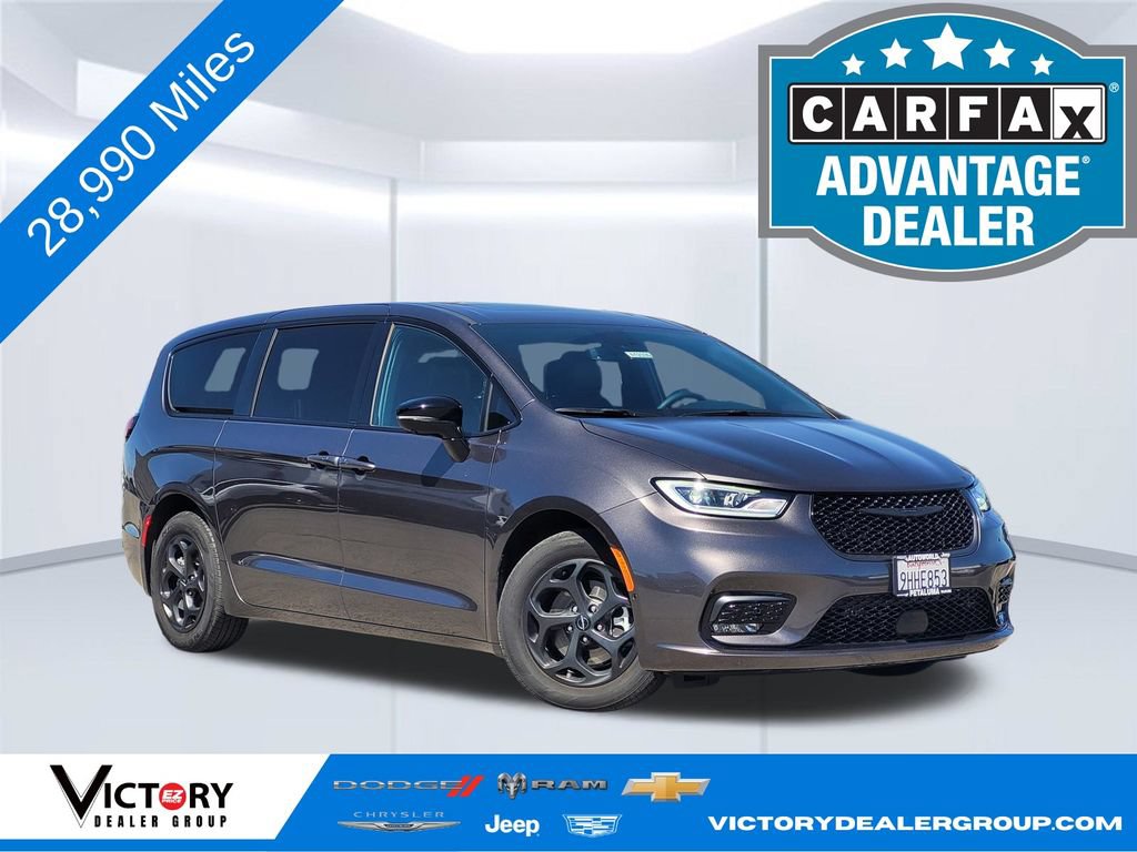 Used 2023 Chrysler Pacifica Limited w/ Uconnect Theater Family Group