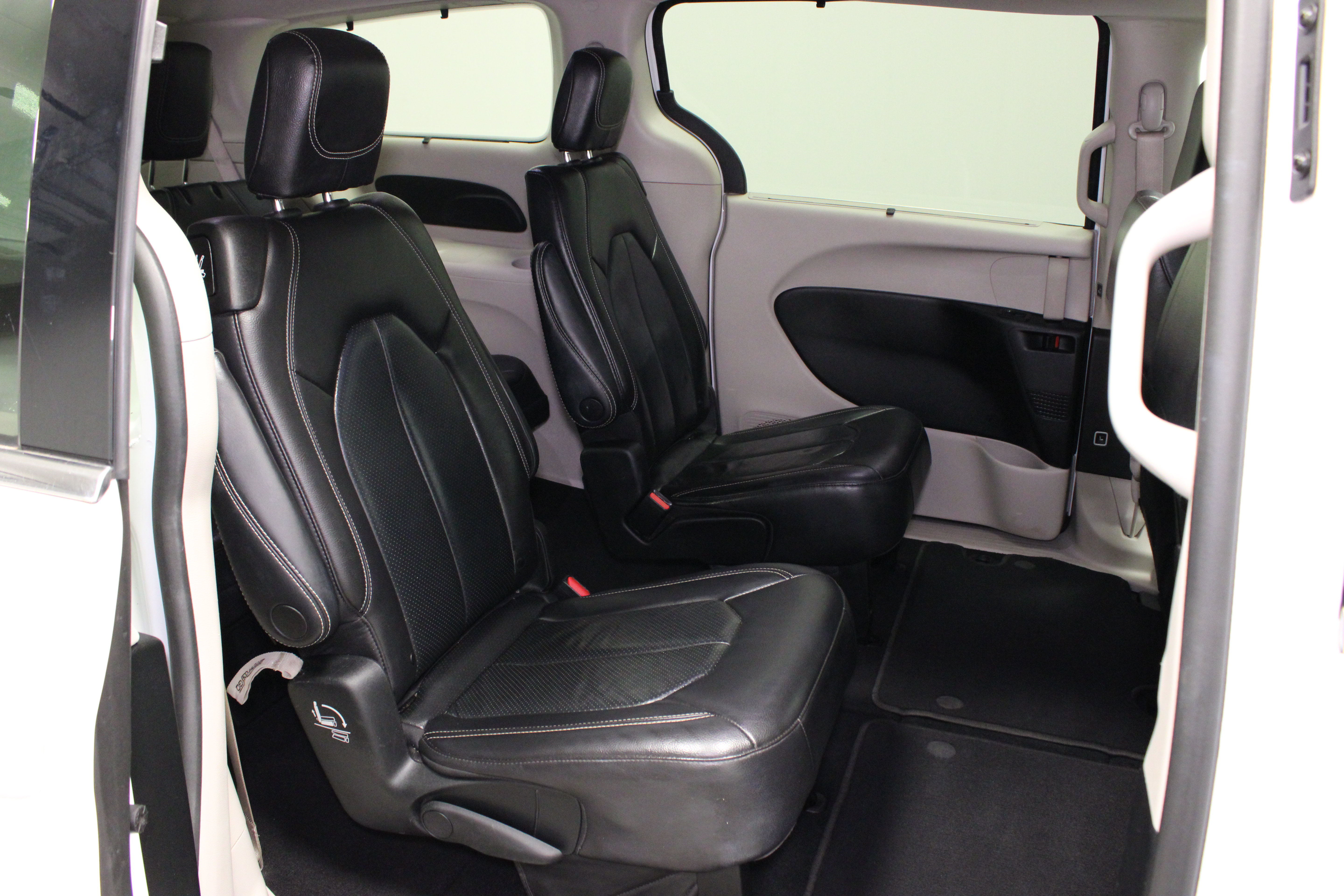 Used 2022 Chrysler Pacifica Touring-L FWD image 15
