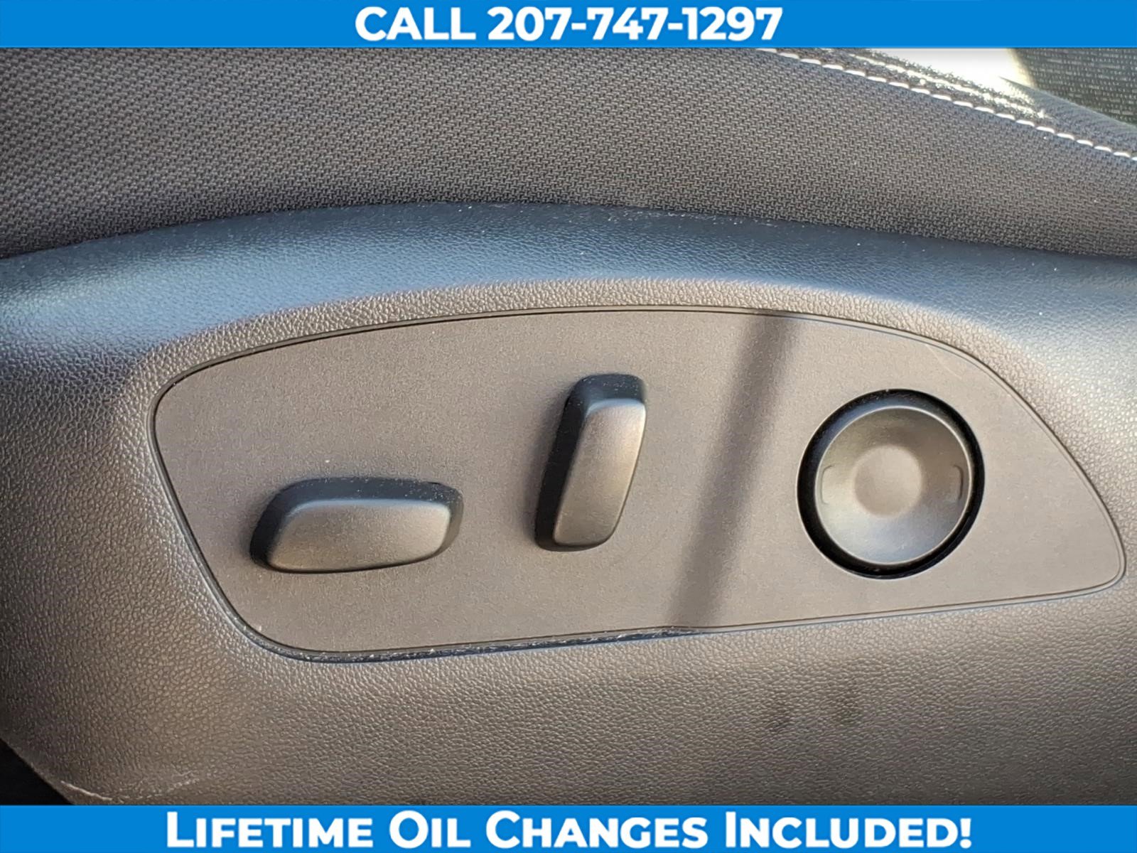 Used 2025 Chevrolet Traverse LT image 11