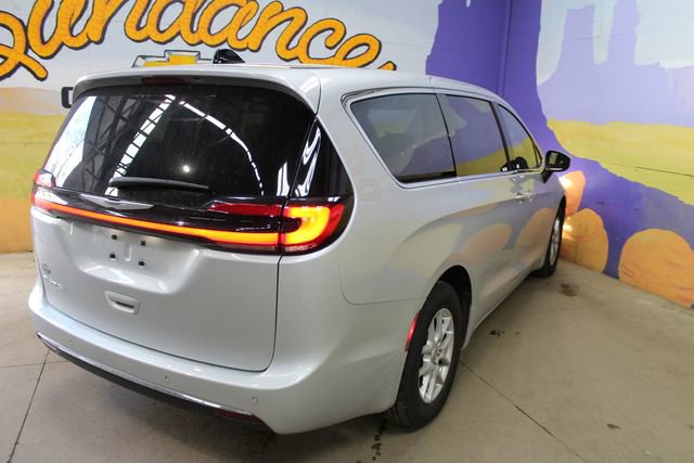 Used 2023 Chrysler Pacifica Touring FWD image 8