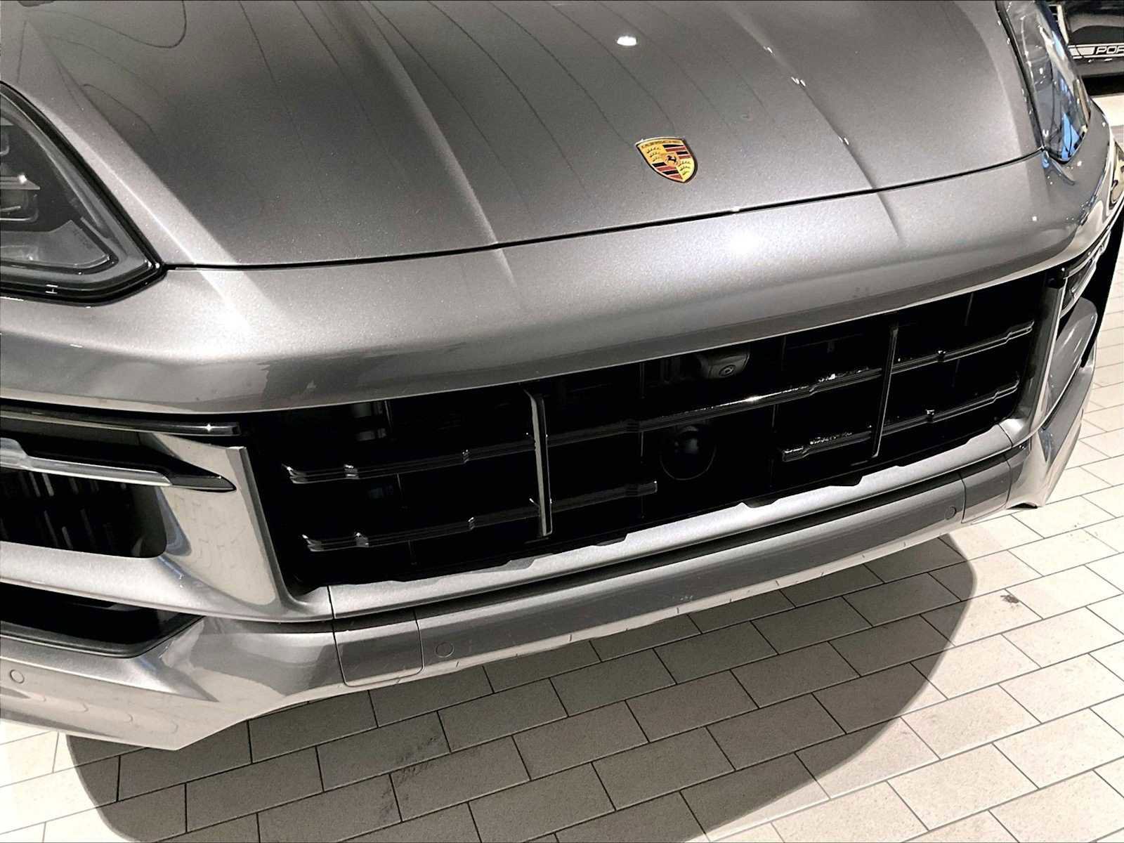 Used 2025 Porsche Cayenne S image 33