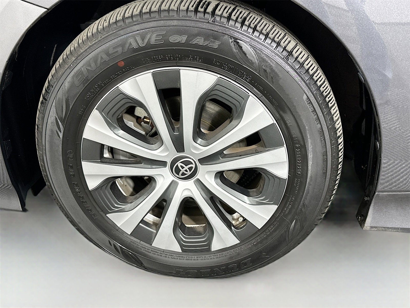 Used 2021 Toyota Prius LE image 28