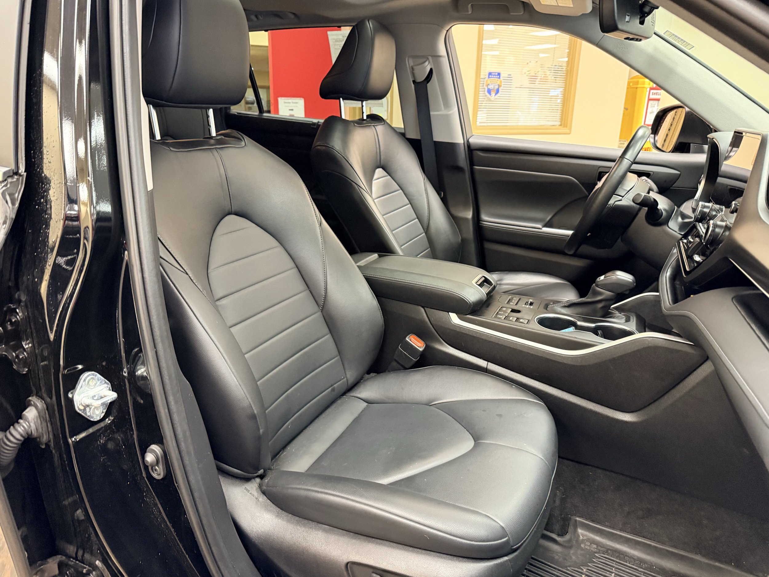 Used 2023 Toyota Highlander XLE AWD/4WD image 13