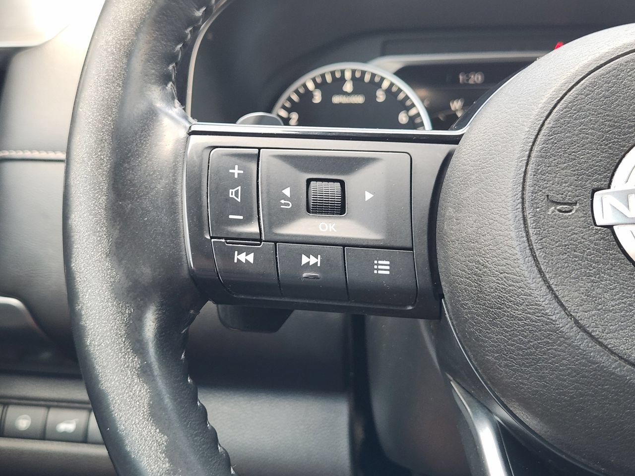 Used 2023 Nissan Pathfinder SL AWD/4WD image 26
