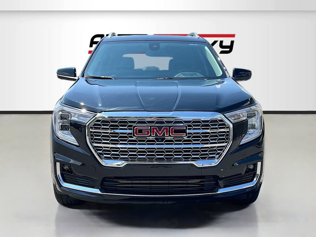 Used 2024 GMC Terrain Denali w/ Denali Premium Package AWD/4WD image 2