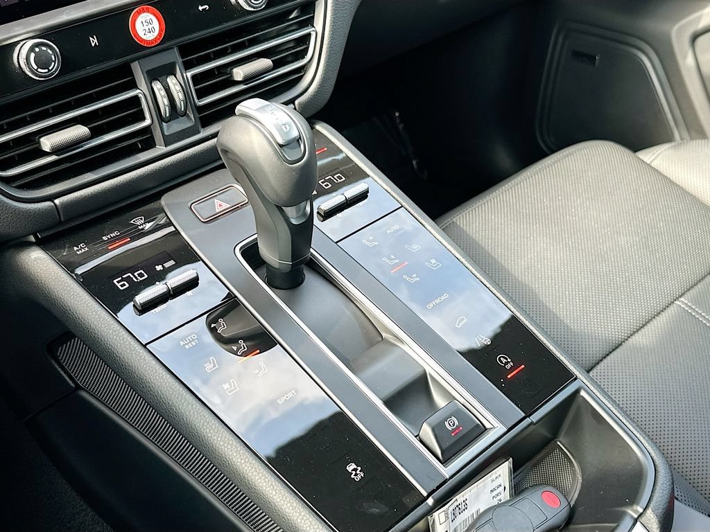 Certified 2026 Porsche Macan AWD/4WD image 19