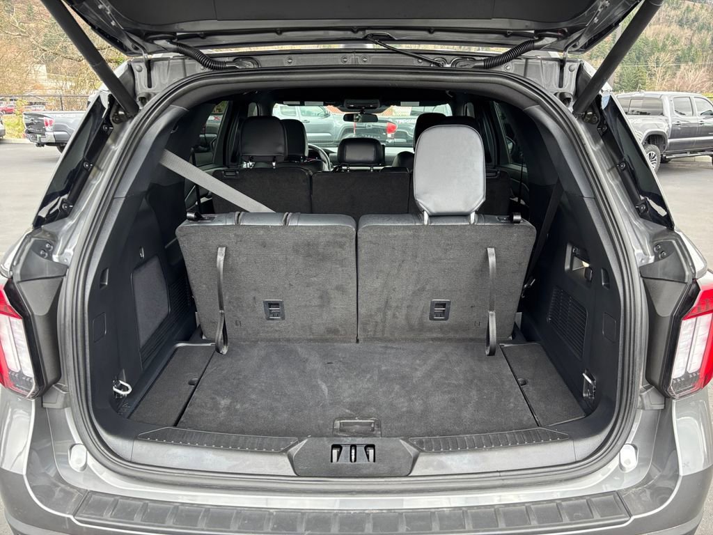 Used 2025 Ford Explorer ST-Line w/ ST-Line Street Pack AWD/4WD image 25