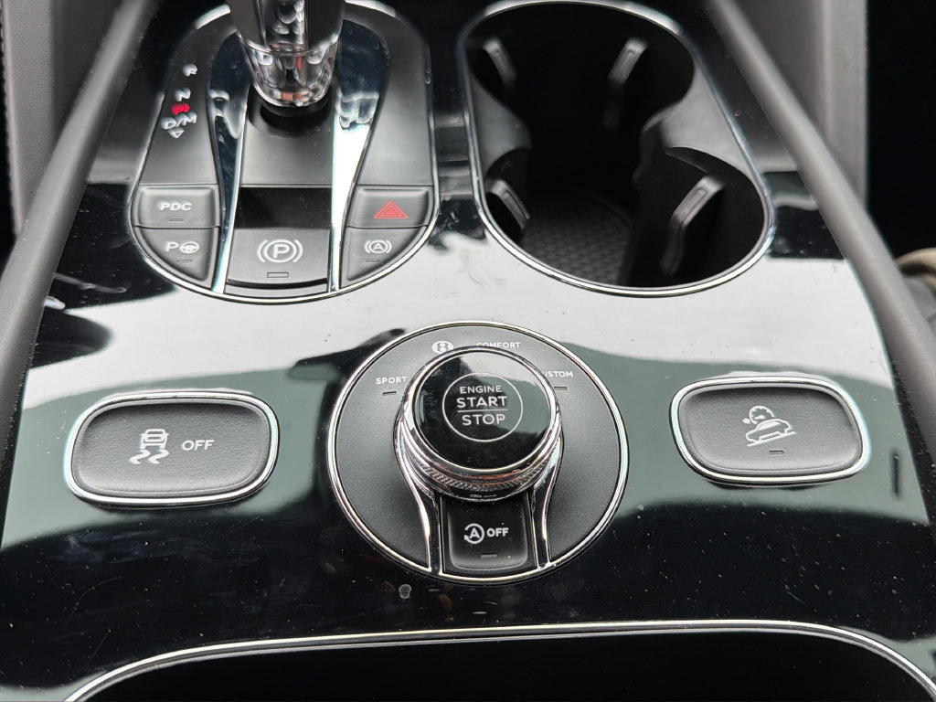 Used 2022 Bentley Bentayga AWD/4WD image 28