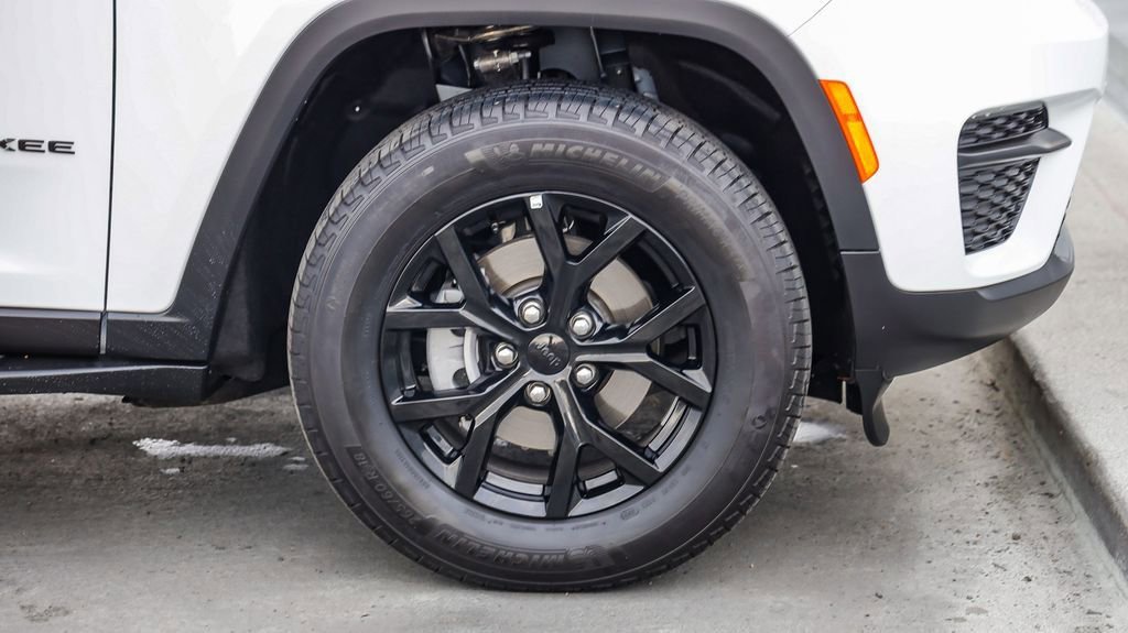 Certified 2025 Jeep Grand Cherokee Altitude image 11