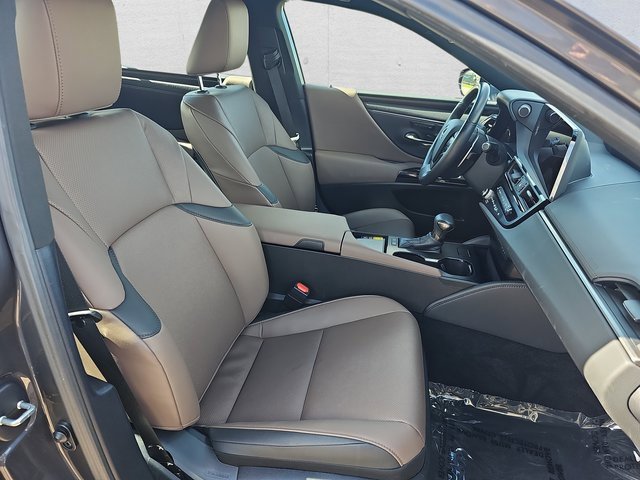 Certified 2025 Lexus ES 300h w/ Premium Package image 10