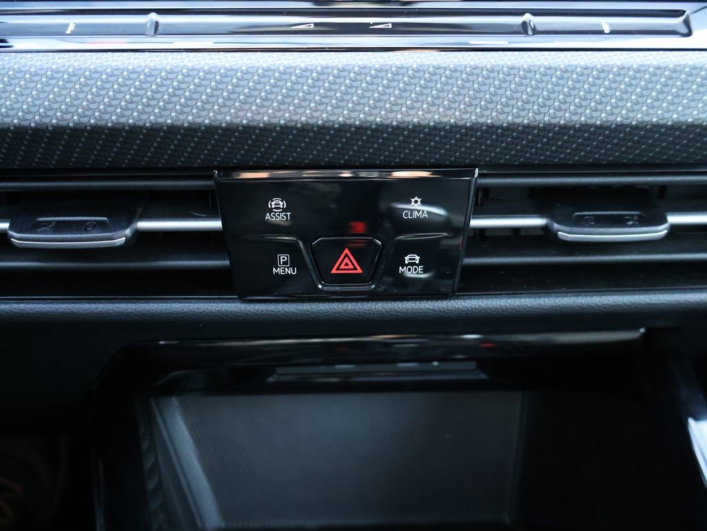 Certified 2024 Volkswagen Golf R image 27