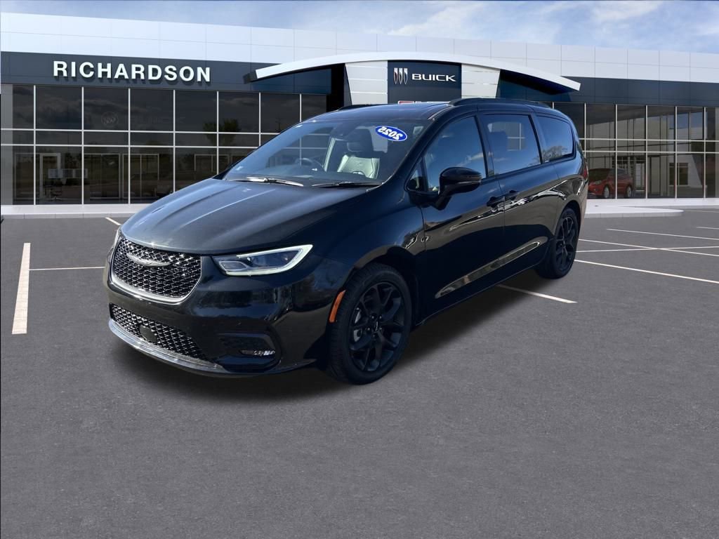 Used 2025 Chrysler Pacifica Limited image 1