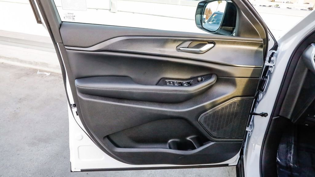 New 2025 Jeep Grand Cherokee Altitude image 22