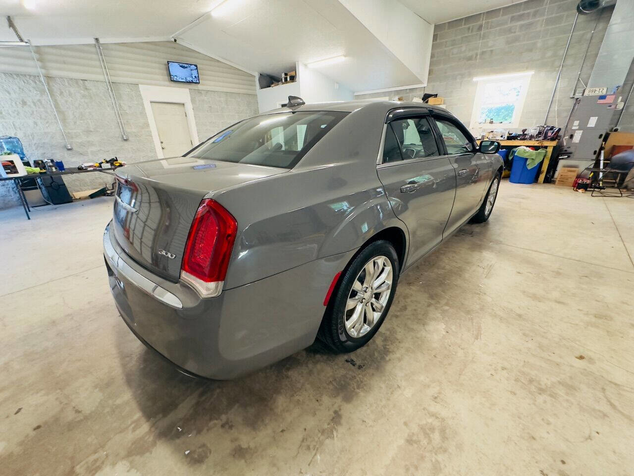 Used 2018 Chrysler 300 Touring L AWD/4WD image 6