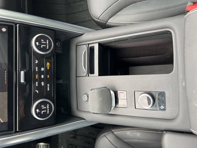 Used 2024 Land Rover Discovery Dynamic SE image 16