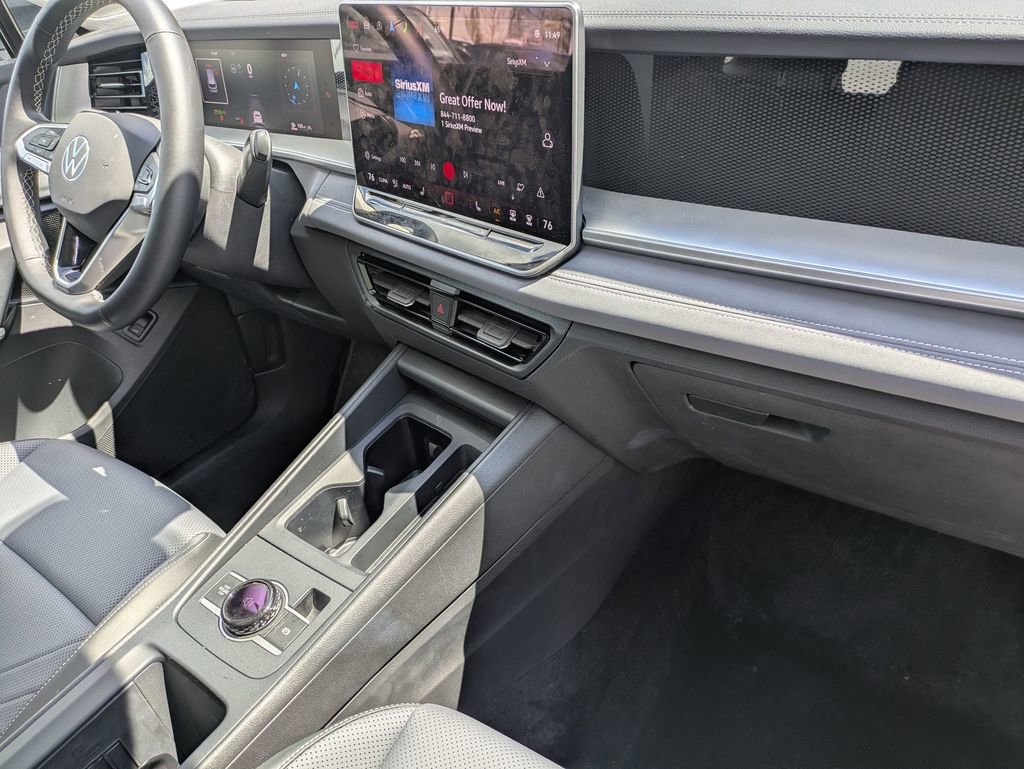 Used 2025 Volkswagen Tiguan SE w/ Panoramic Sunroof Package AWD/4WD image 38