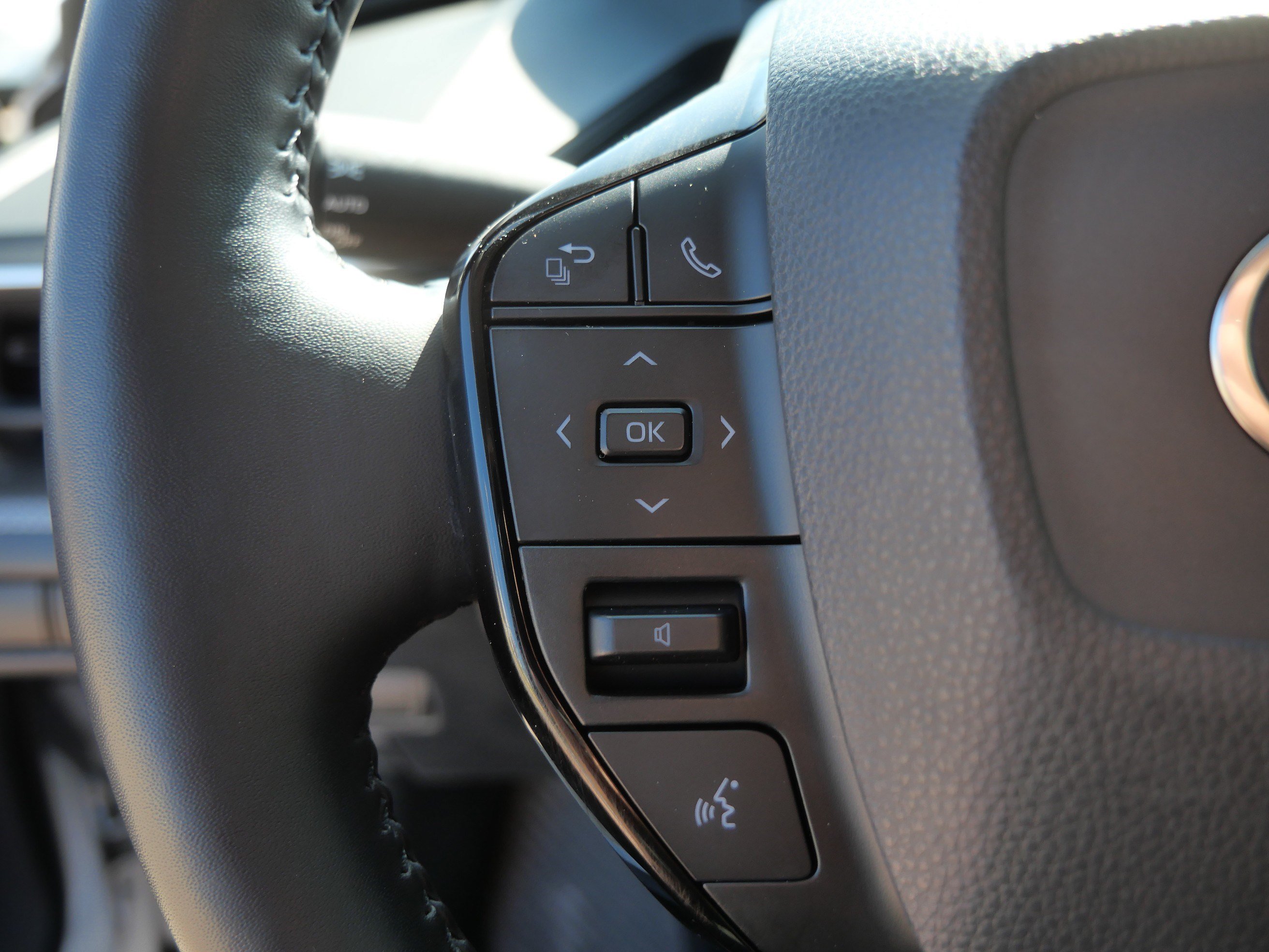 Certified 2025 Toyota Prius XLE FWD image 28