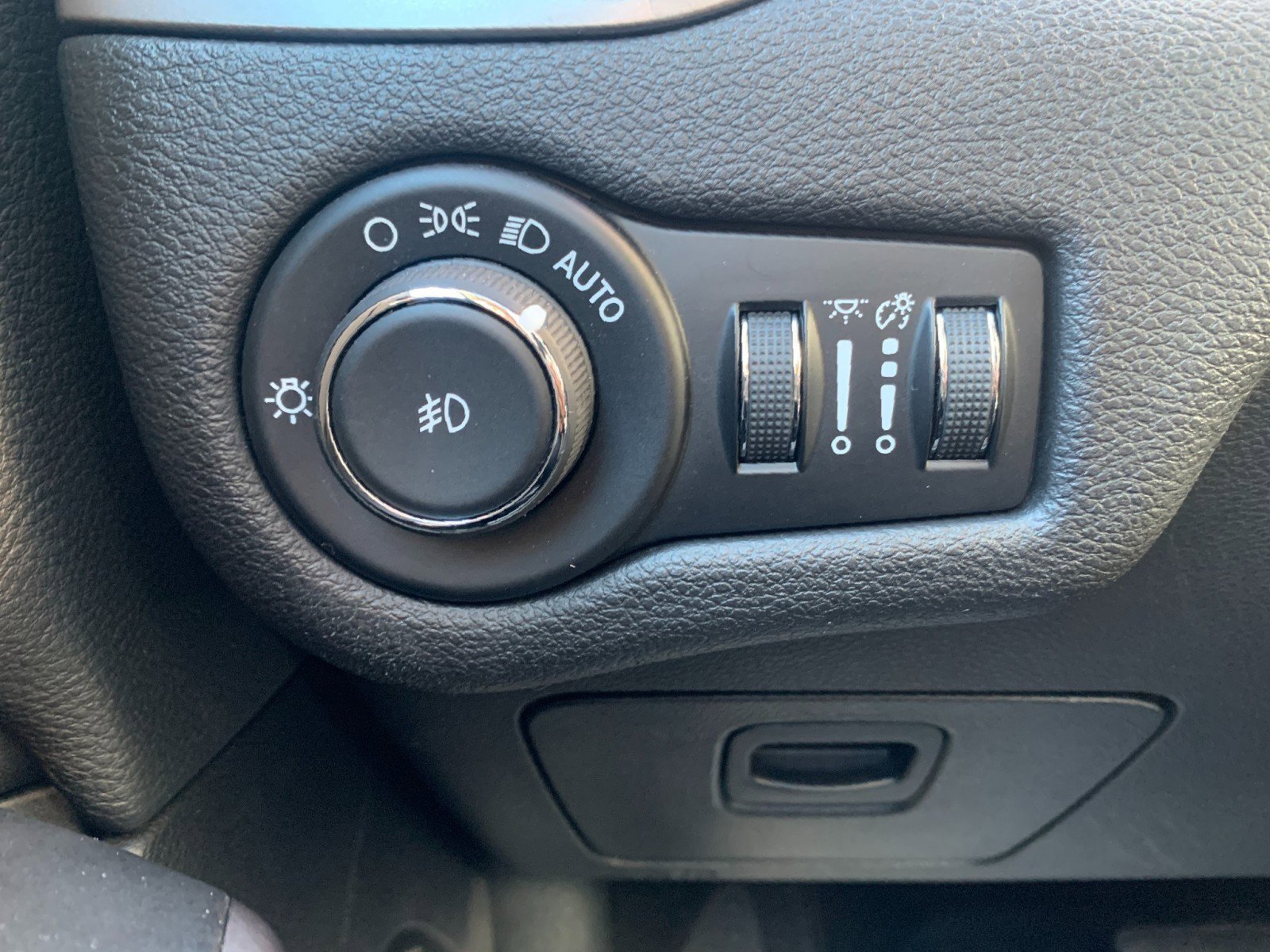 Used 2019 Jeep Cherokee Latitude Plus w/ Cold Weather Group image 14