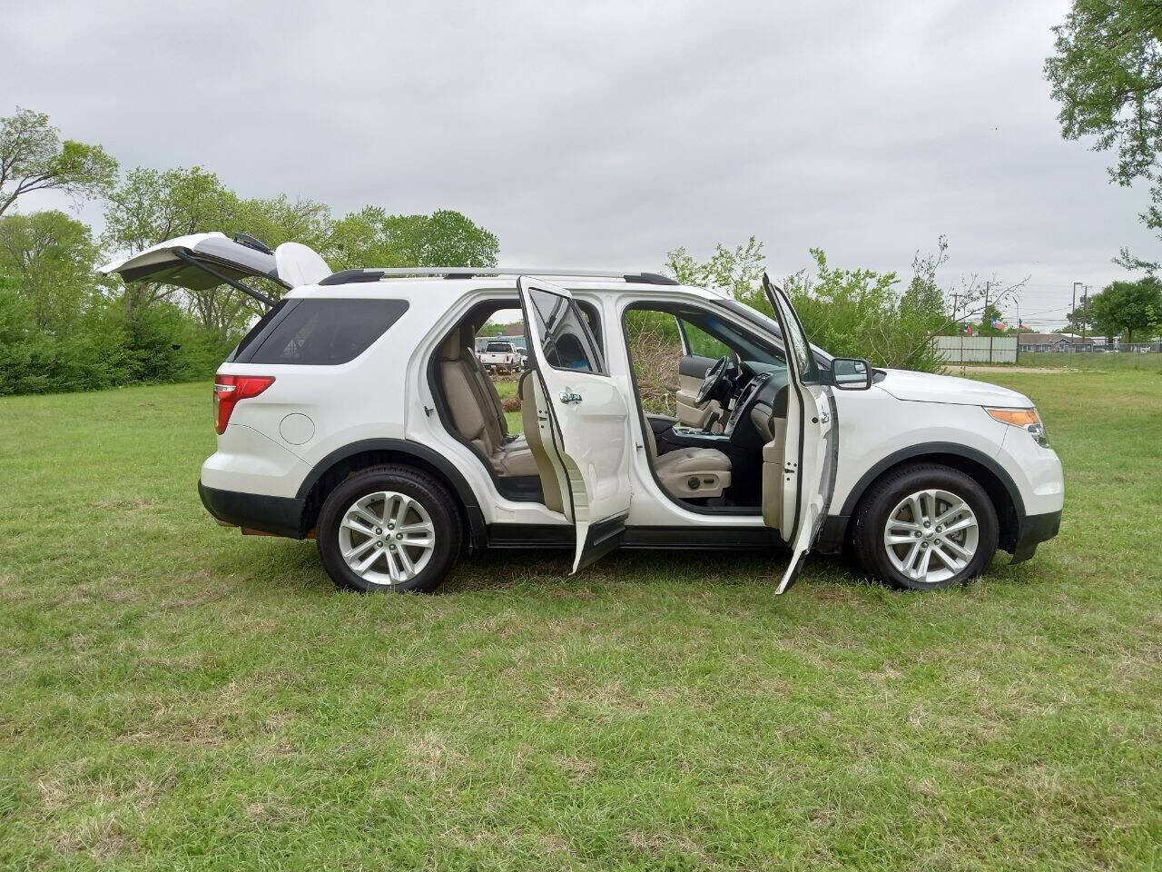 Used 2014 Ford Explorer XLT w/ Equipment Group 202A FWD image 24