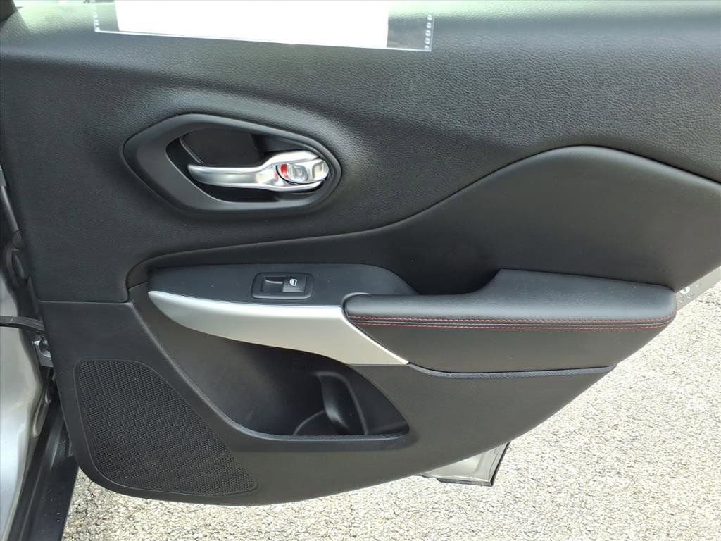 Used 2017 Jeep Cherokee Trailhawk w/ Cold Weather Group image 18