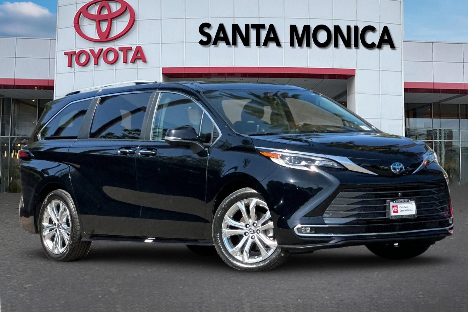Certified 2022 Toyota Sienna Platinum FWD image 2