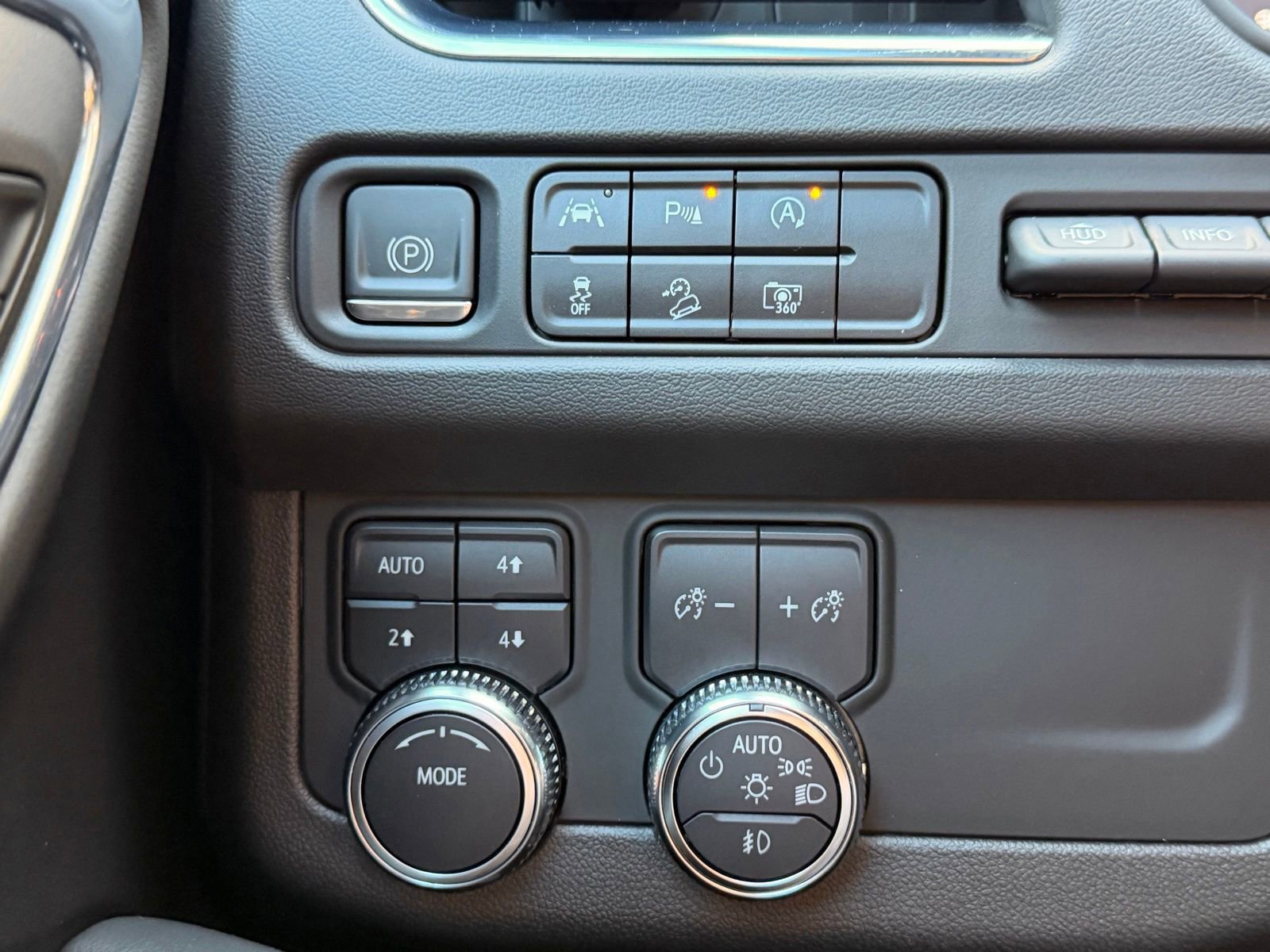 Used 2023 GMC Yukon AT4 w/ AT4 Premium Package AWD/4WD image 23