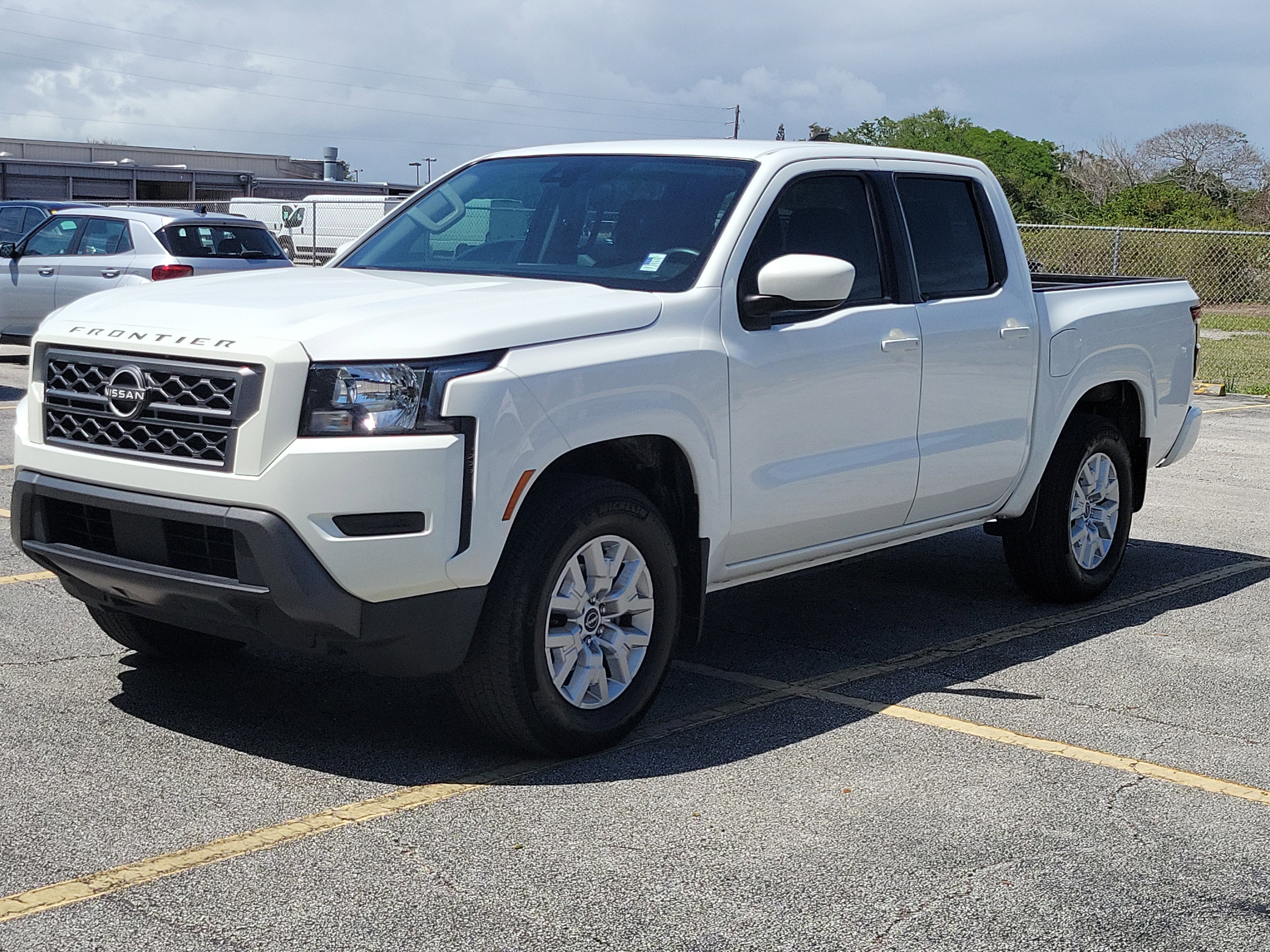 Used 2022 Nissan Frontier SV image 2