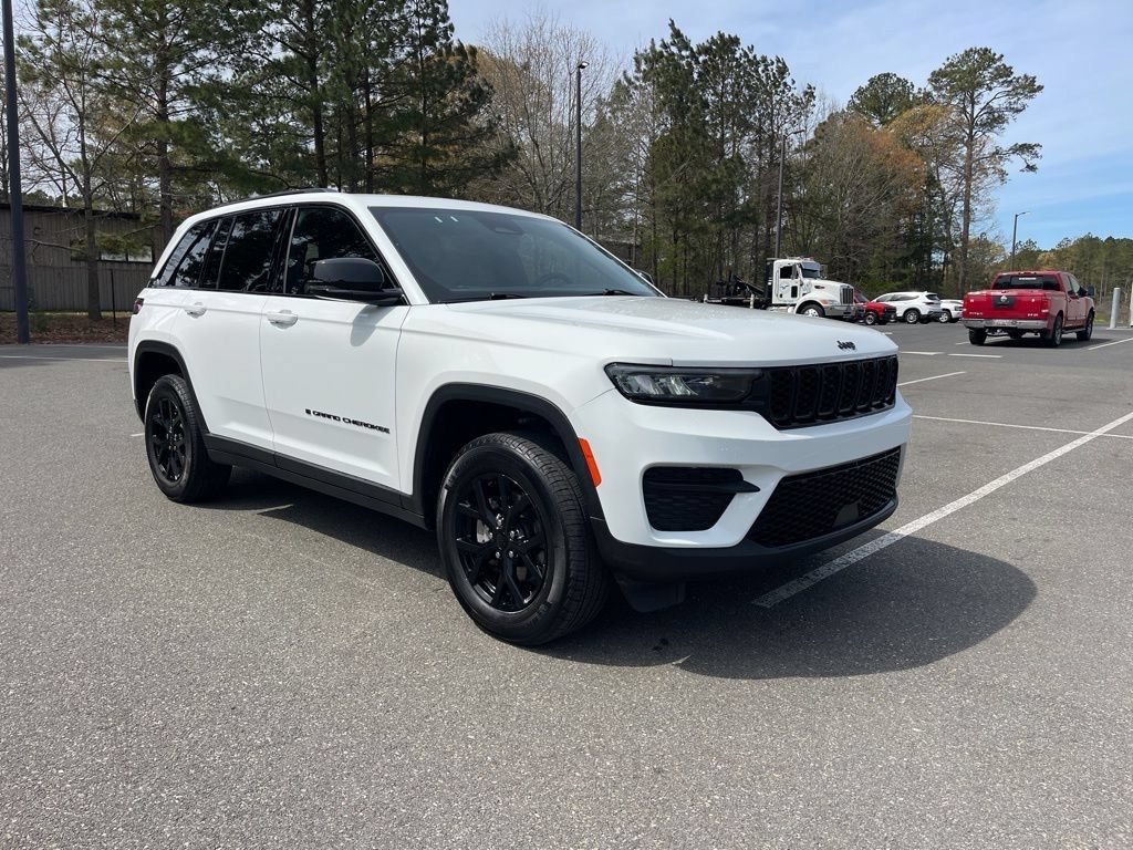 Used 2025 Jeep Grand Cherokee Altitude AWD/4WD image 6
