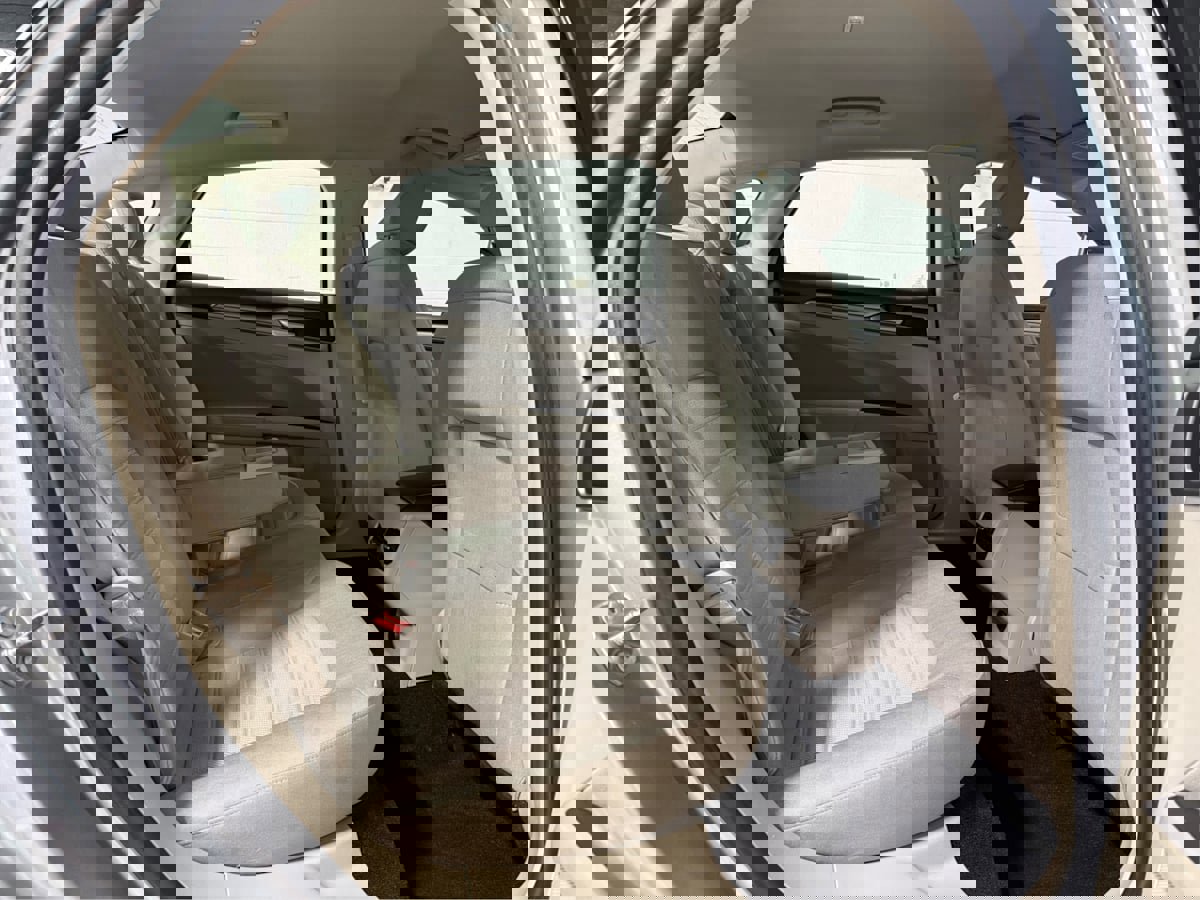 Used 2020 Ford Fusion SE image 15