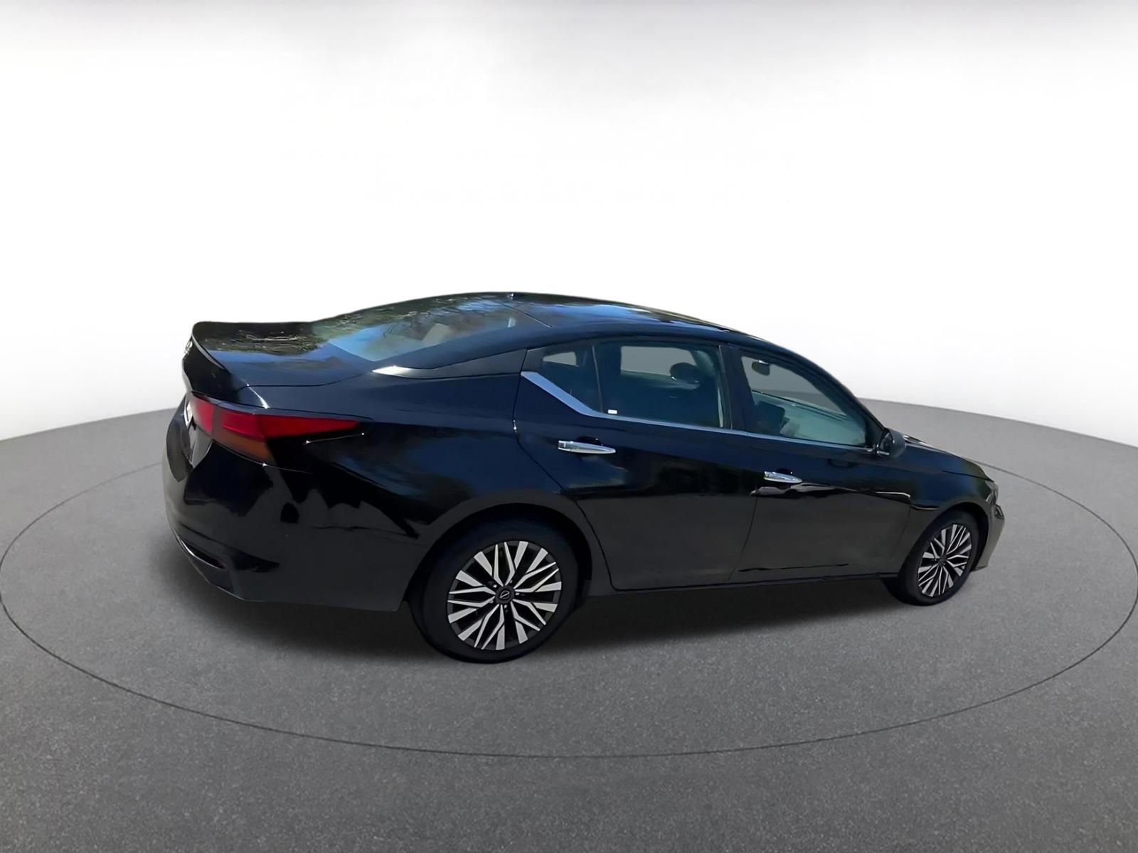 Used 2025 Nissan Altima 2.5 SV FWD image 15