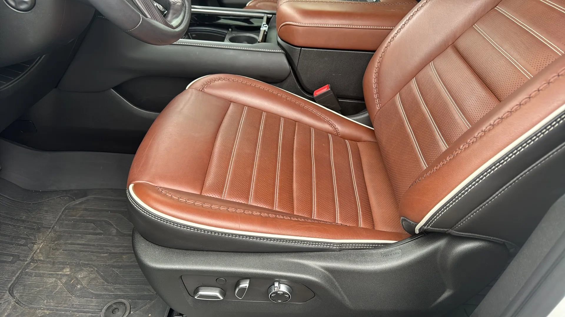 Used 2023 GMC Yukon Denali Ultimate image 9