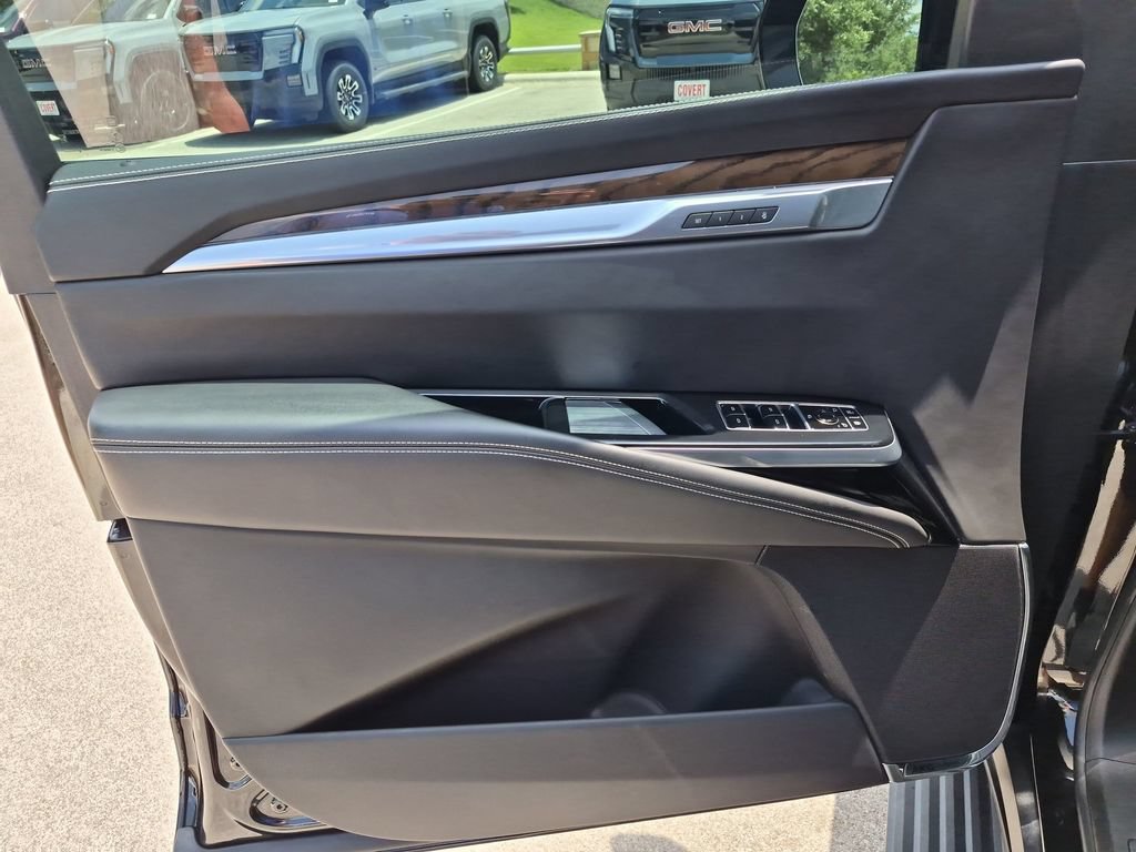 Used 2025 Cadillac Escalade ESV Sport Platinum w/ LPO, ONYX Package AWD/4WD image 18