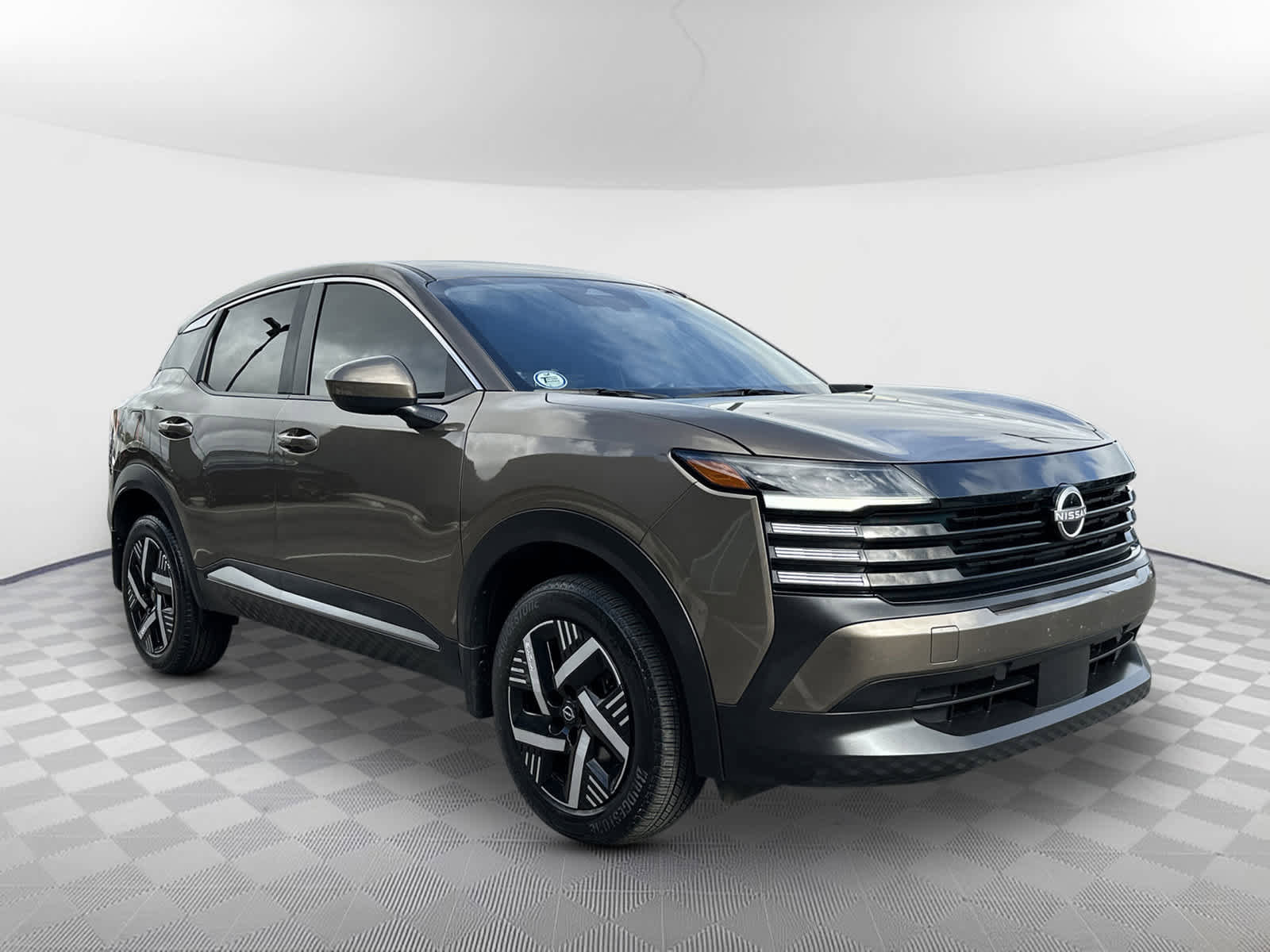 Used 2025 Nissan Kicks SV FWD image 2